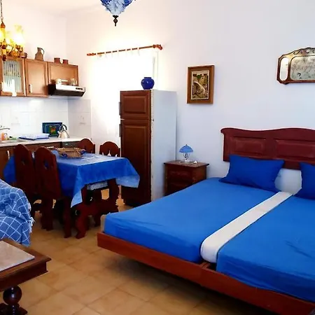 Yacht Front - No 1 * Chora